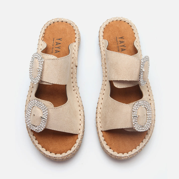 أحذية نسائية مسطحة