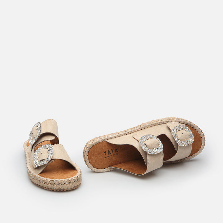 أحذية نسائية مسطحة