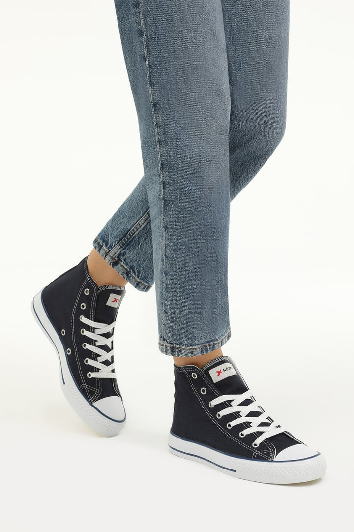 حذاء نسائي باللون الكحلي