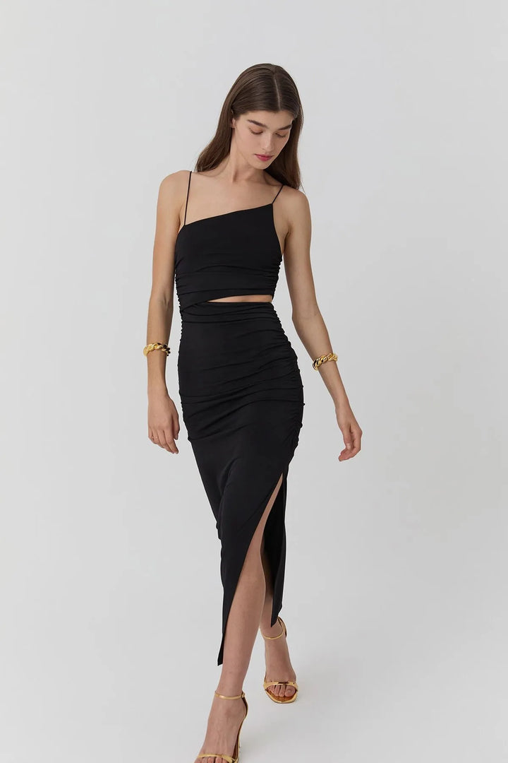 فستان أسود بتفاصيل مقصوصة