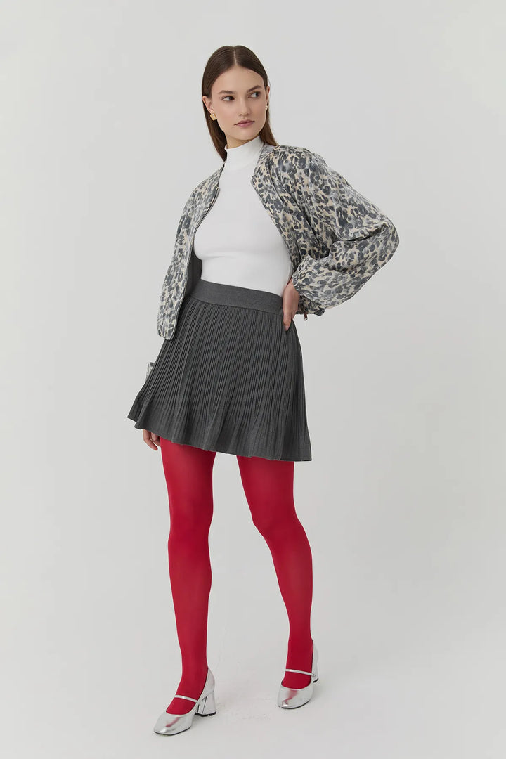 تنورة رمادية داكنة بتفاصيل مطوية