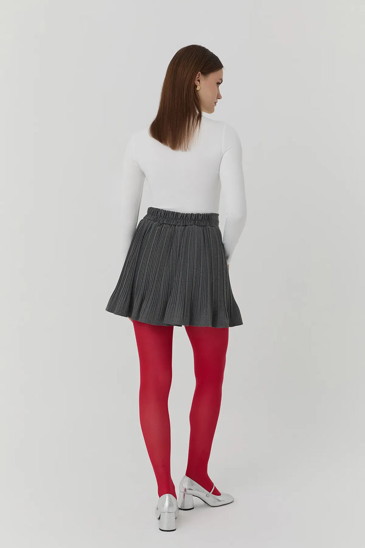 تنورة رمادية داكنة بتفاصيل مطوية