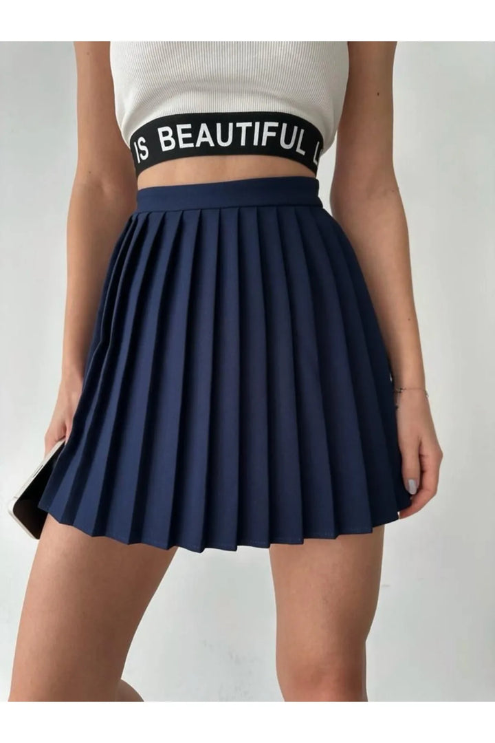 شورت أزرق داكن مطوي من الأمام