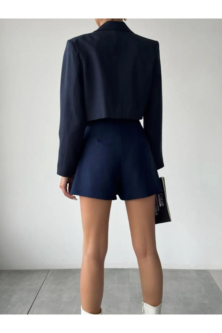 شورت أزرق داكن مطوي من الأمام