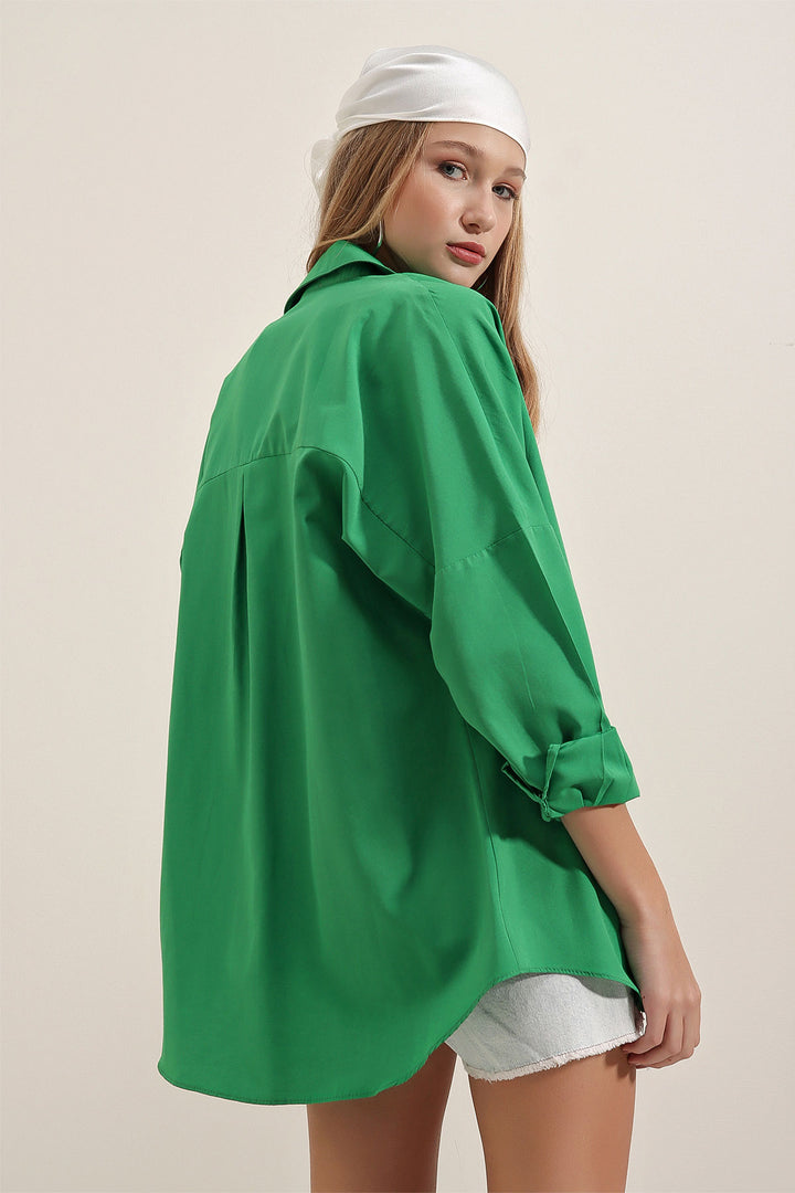 قميص نسائي باللون الأخضر