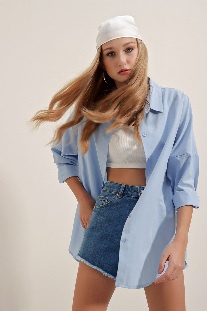قميص نسائي باللون الأزرق
