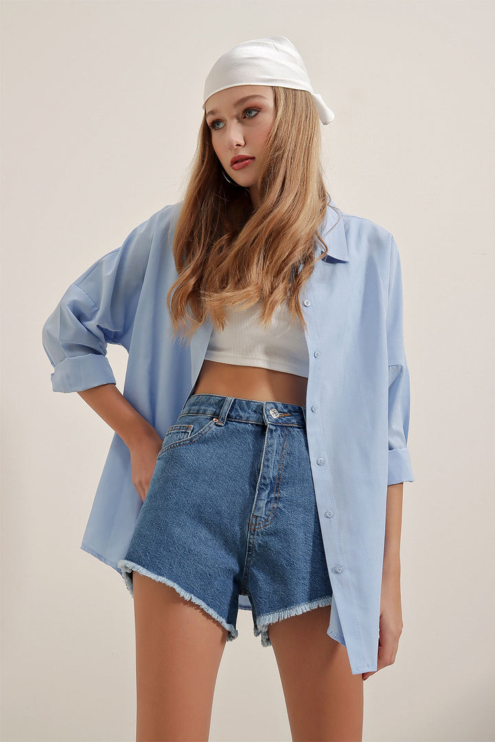 قميص نسائي باللون الأزرق