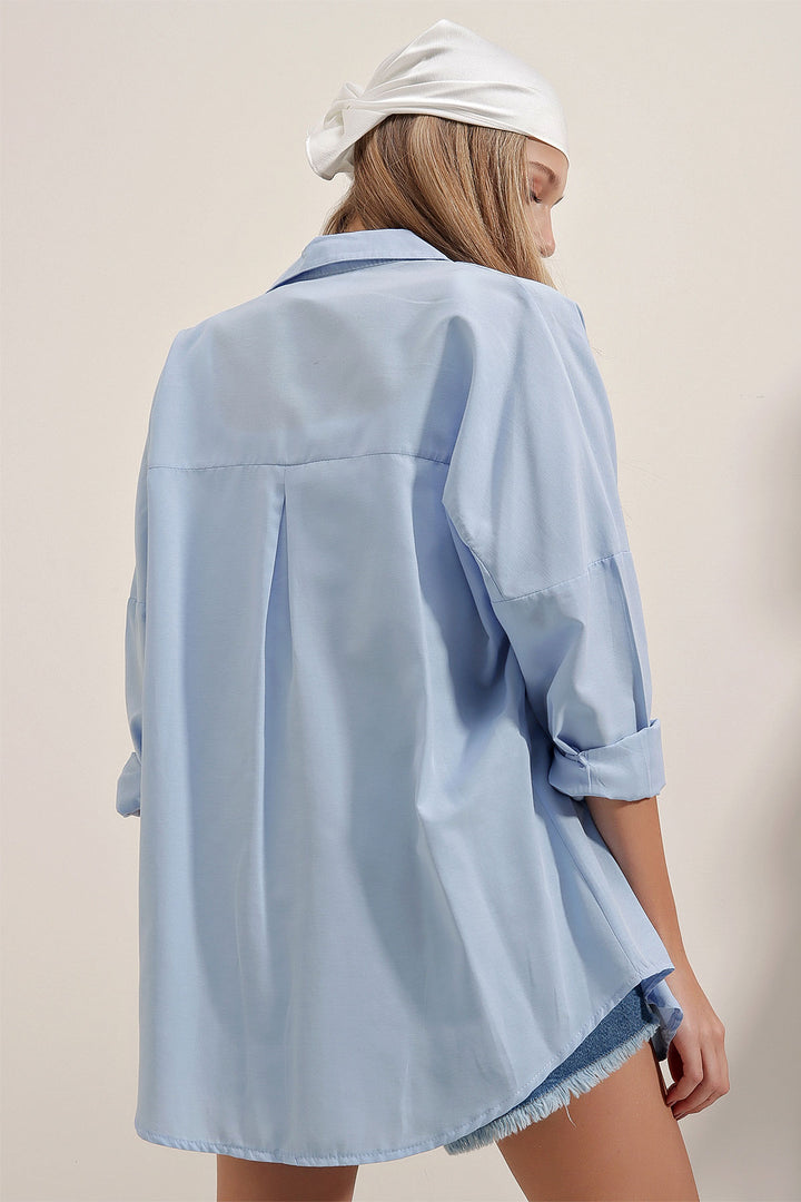 قميص نسائي باللون الأزرق