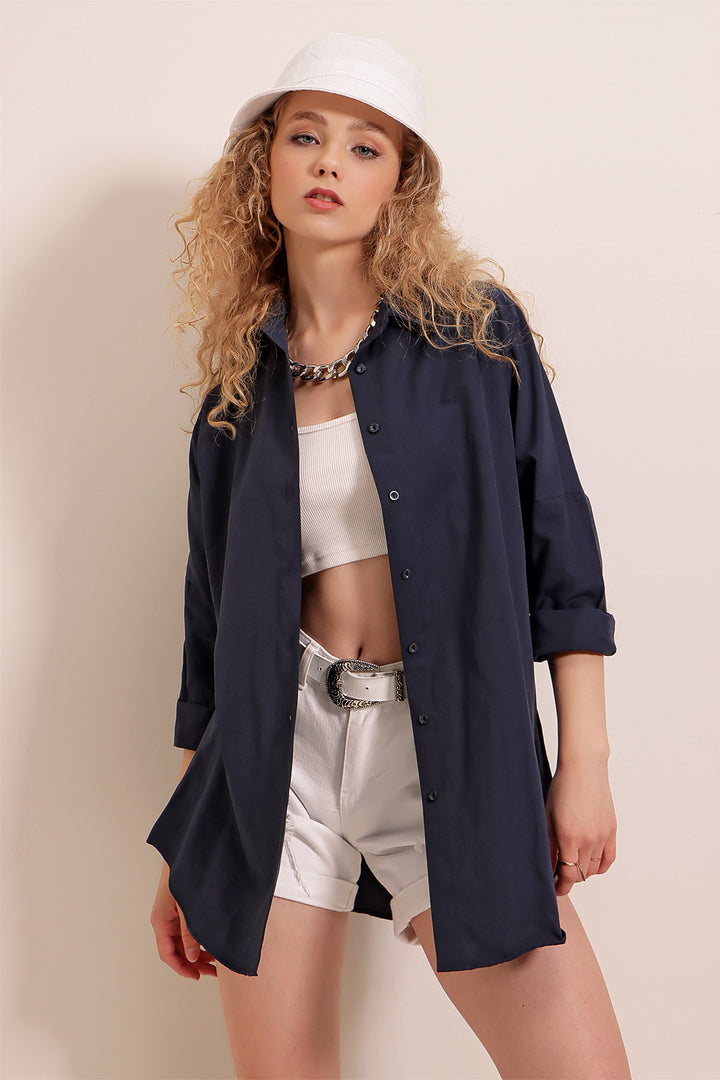 قميص نسائي باللون الأزرق الداكن