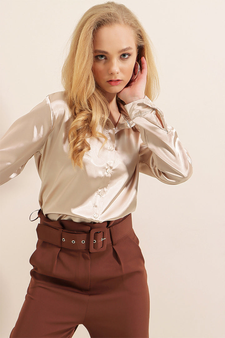 قميص نسائي باللون البيج