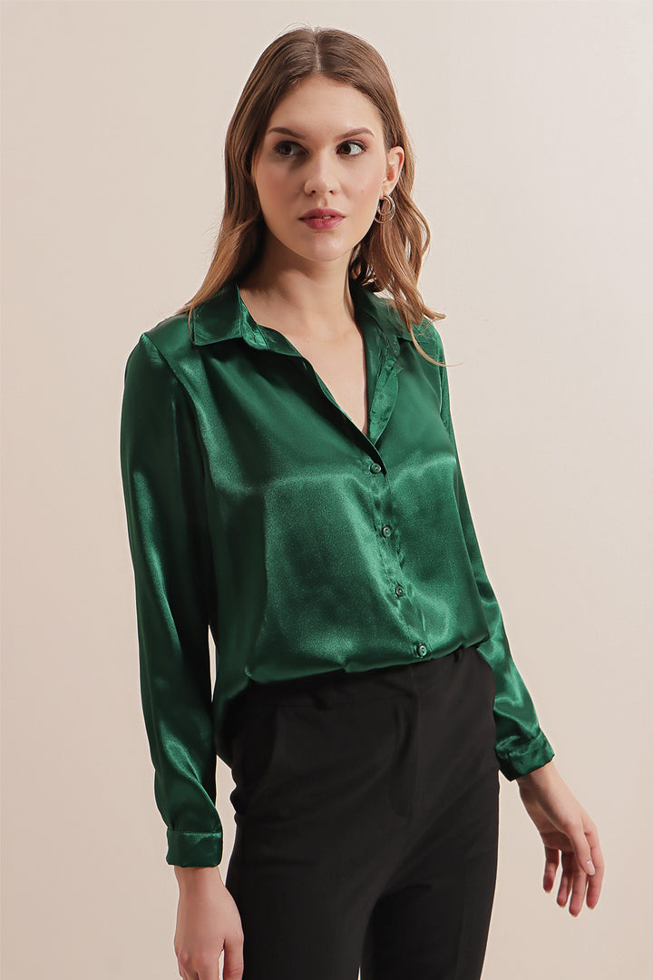 قميص نسائي باللون الأخضر الزمردي