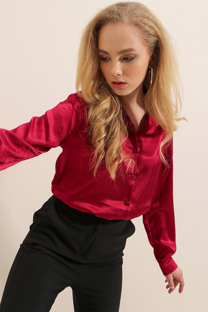 قميص نسائي باللون الأحمر الداكن