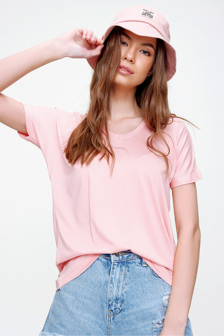 تي شيرت بفتحة رقبة على شكل حرف V