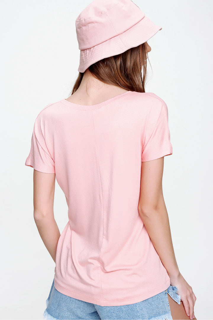 تي شيرت بفتحة رقبة على شكل حرف V