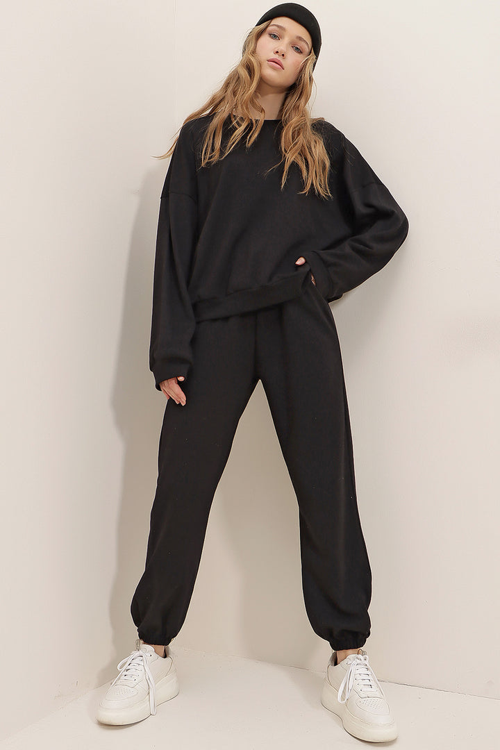 بدلة رياضية أساسية مع طاقم مرن