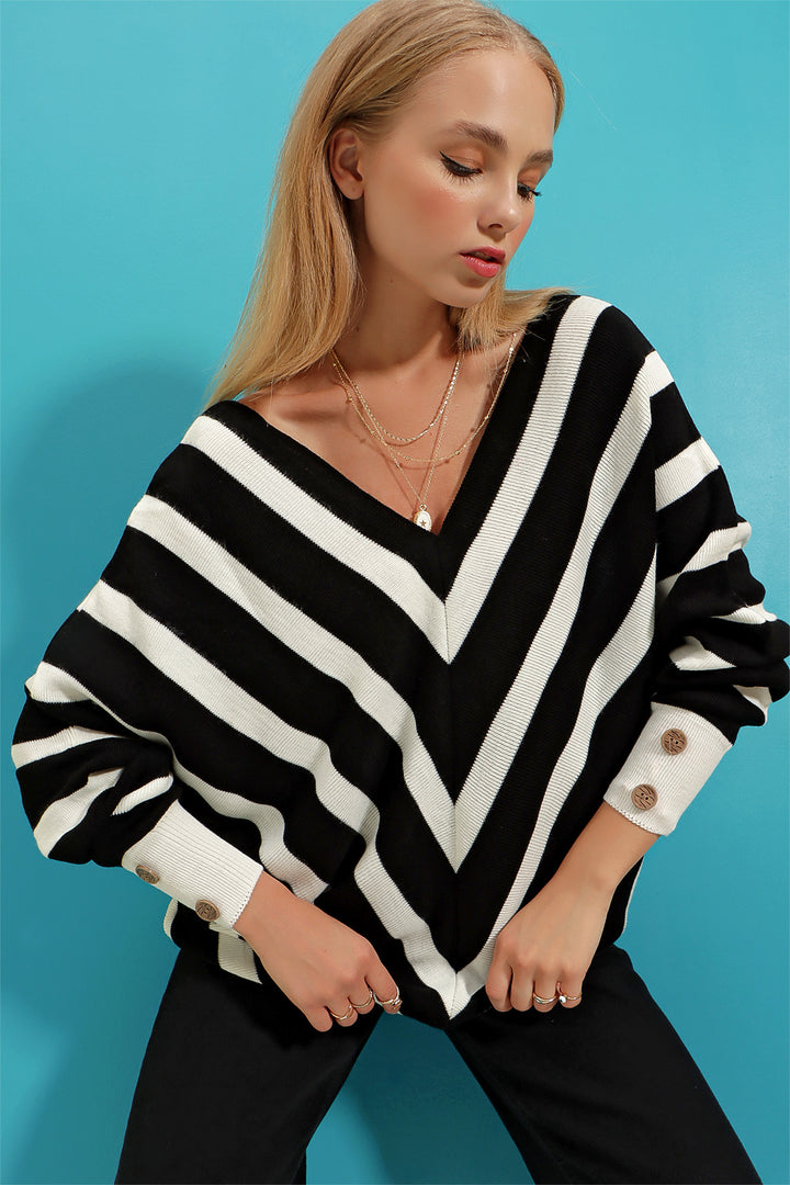 سترة مخططة كبيرة الحجم بفتحة رقبة على شكل حرف V