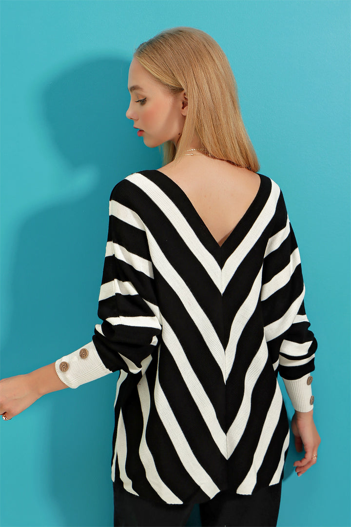 سترة مخططة كبيرة الحجم بفتحة رقبة على شكل حرف V