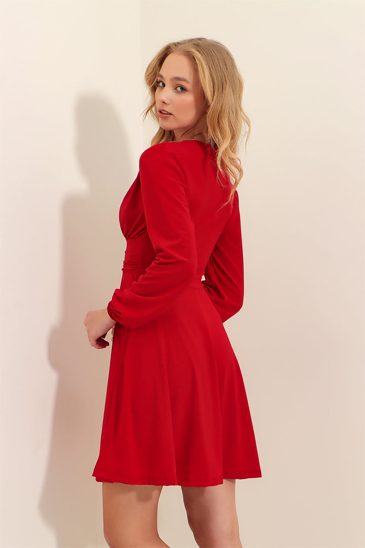 فستان ساندي بفتحة رقبة على شكل حرف V