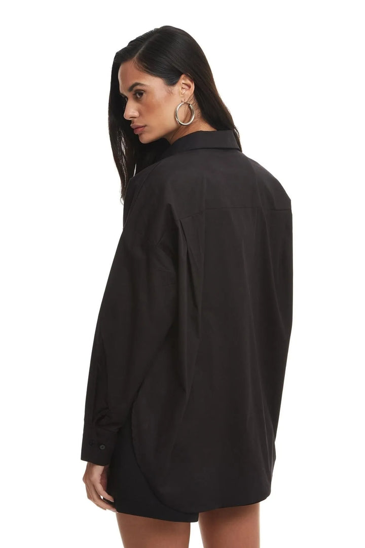 قميص أسود كبير الحجم