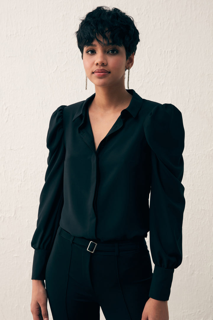 قميص أسود كلاسيكي بأكمام منتفخة