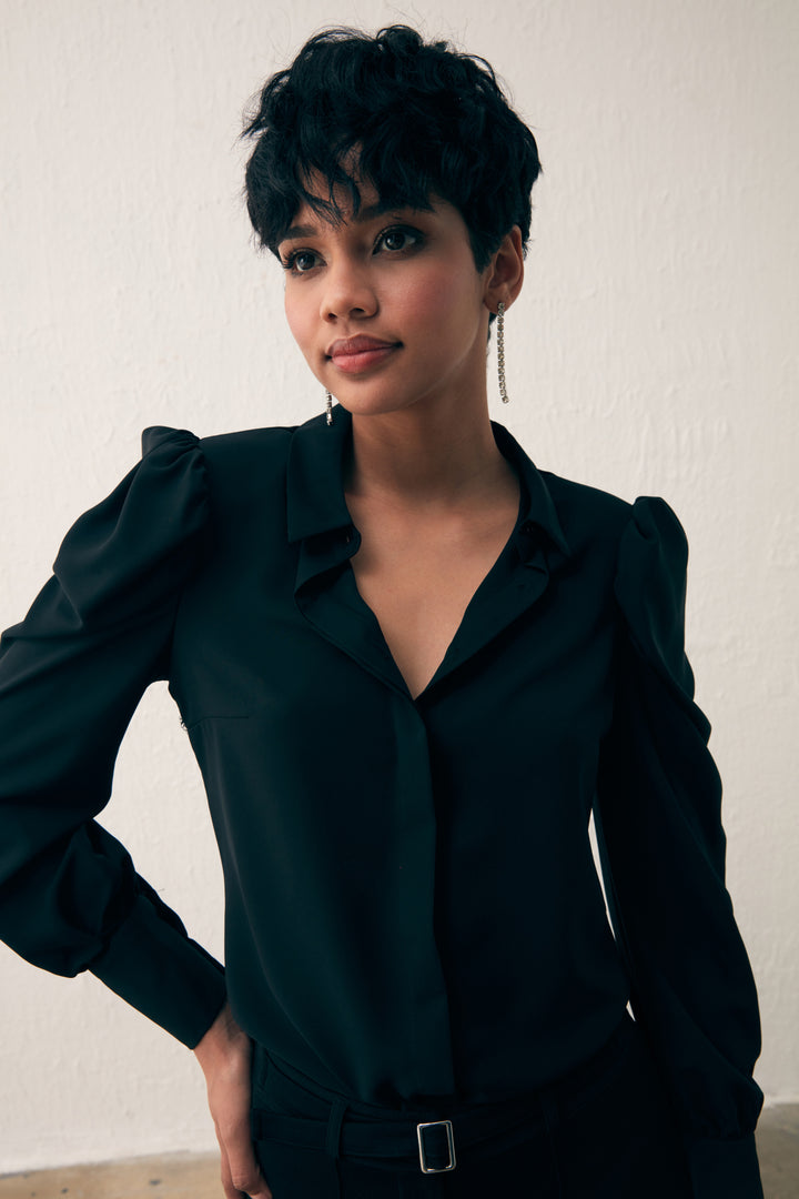 قميص أسود كلاسيكي بأكمام منتفخة