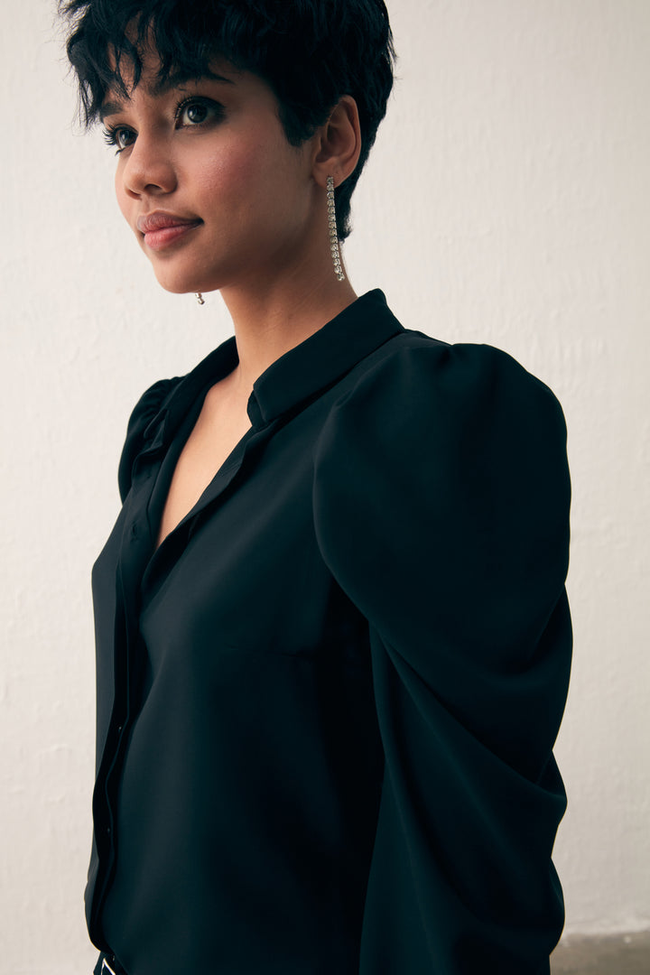 قميص أسود كلاسيكي بأكمام منتفخة