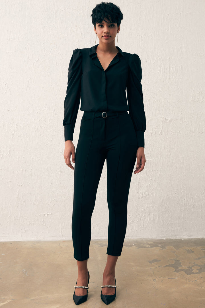 قميص أسود كلاسيكي بأكمام منتفخة