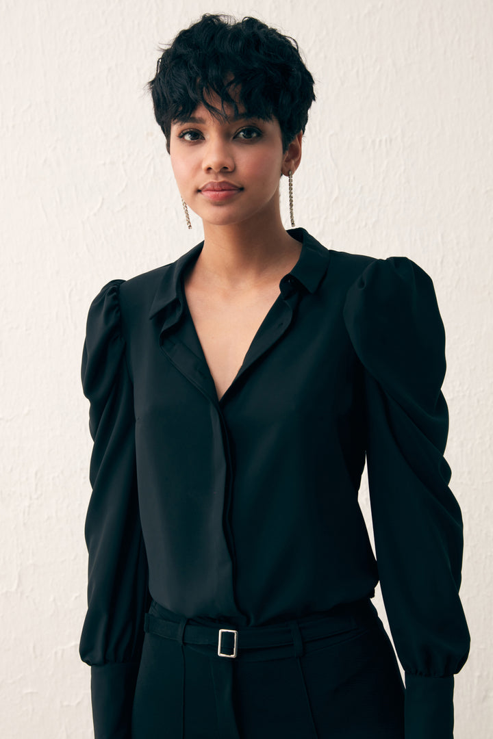 قميص أسود كلاسيكي بأكمام منتفخة