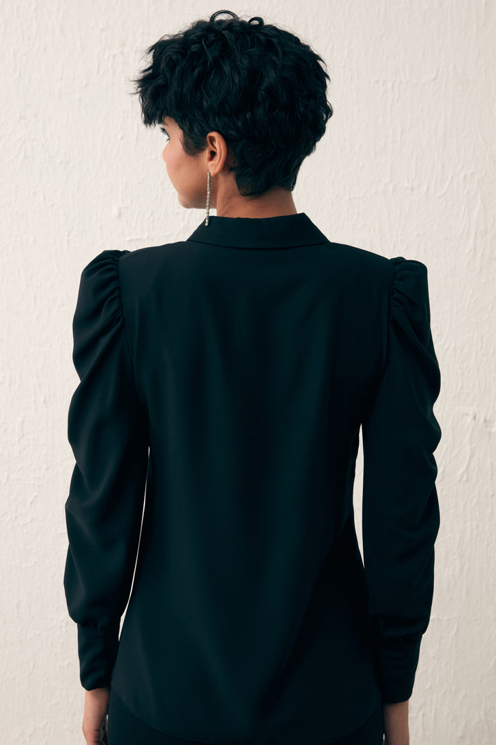 قميص أسود كلاسيكي بأكمام منتفخة