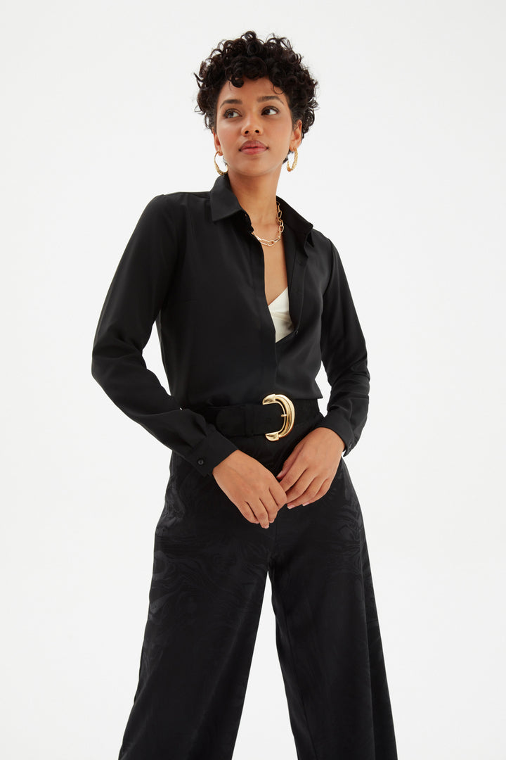 قميص أسود كلاسيكي