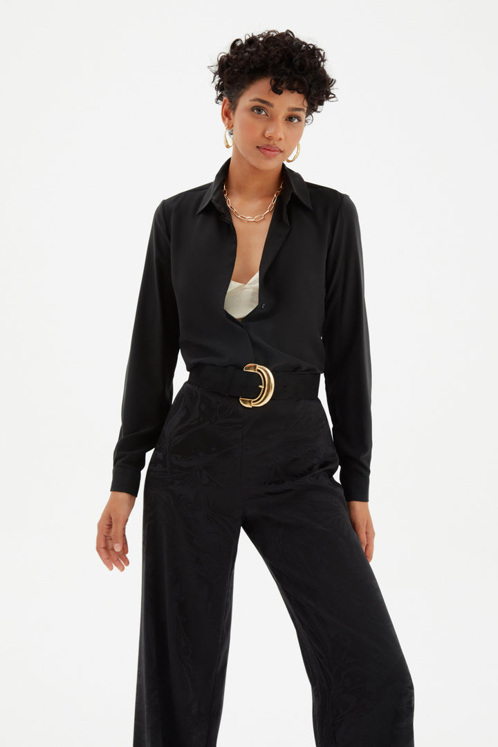 قميص أسود كلاسيكي