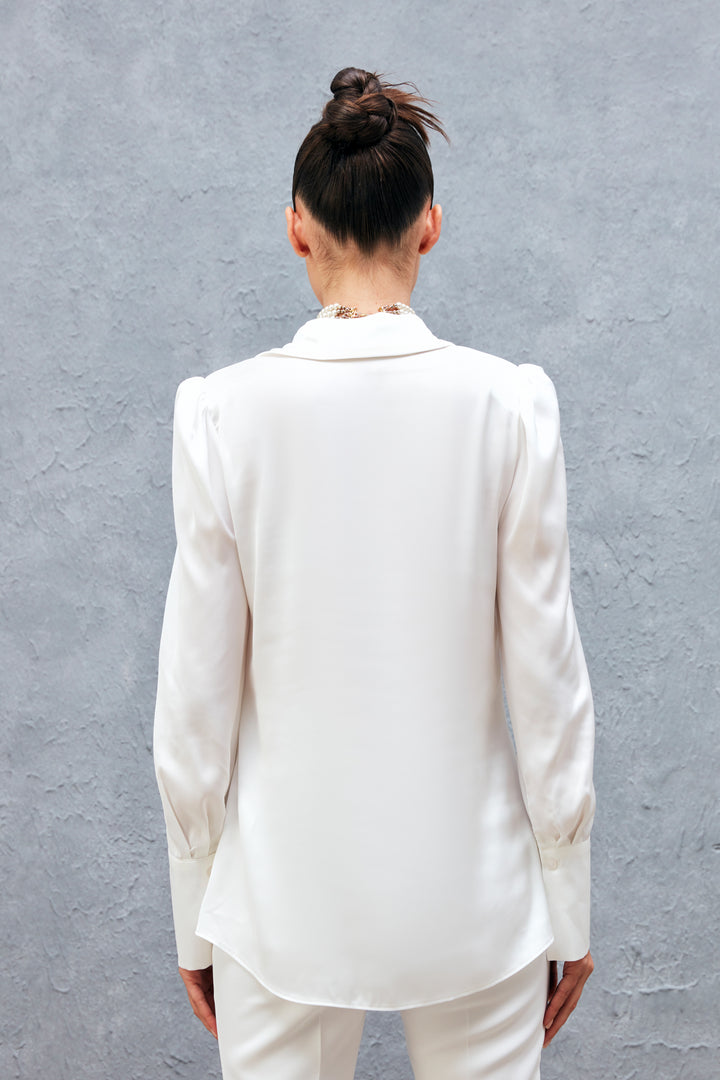 قميص مبطن من الساتان باللون البيج