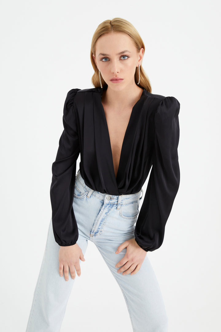 بدلة جسم من الساتان الأسود مزدوجة الصدر