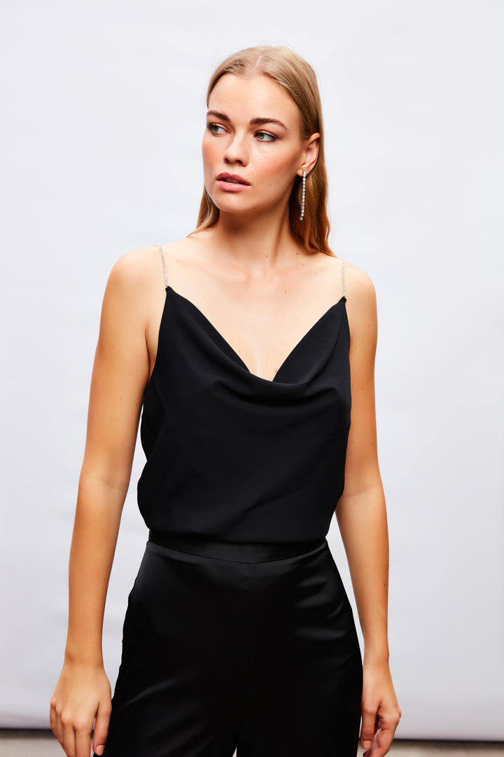 بلوزة سوداء بحمالات سلسلة