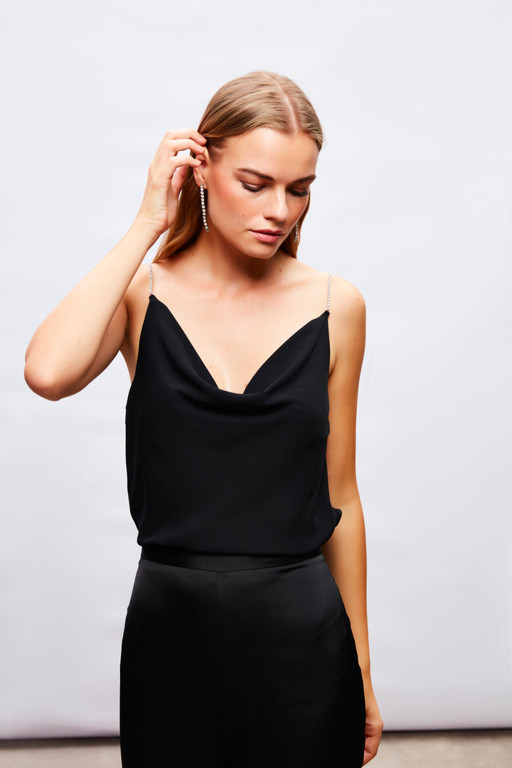 بلوزة سوداء بحمالات سلسلة