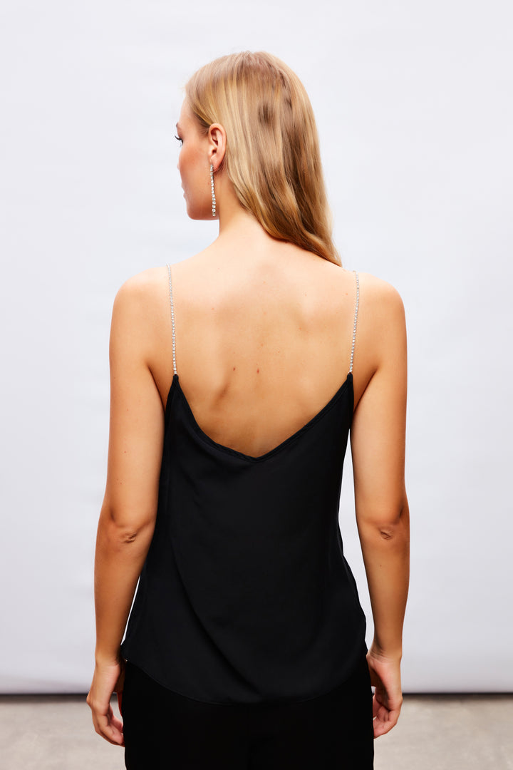 بلوزة سوداء بحمالات سلسلة