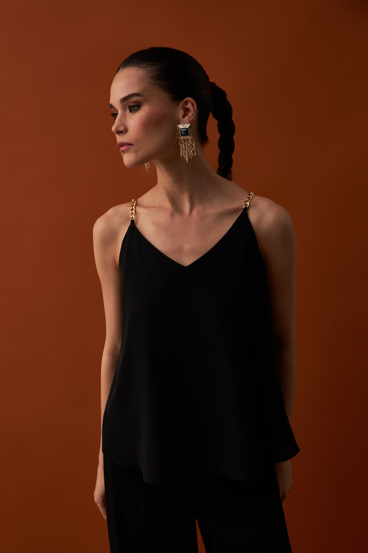 بلوزة سوداء بحمالات سلسلة