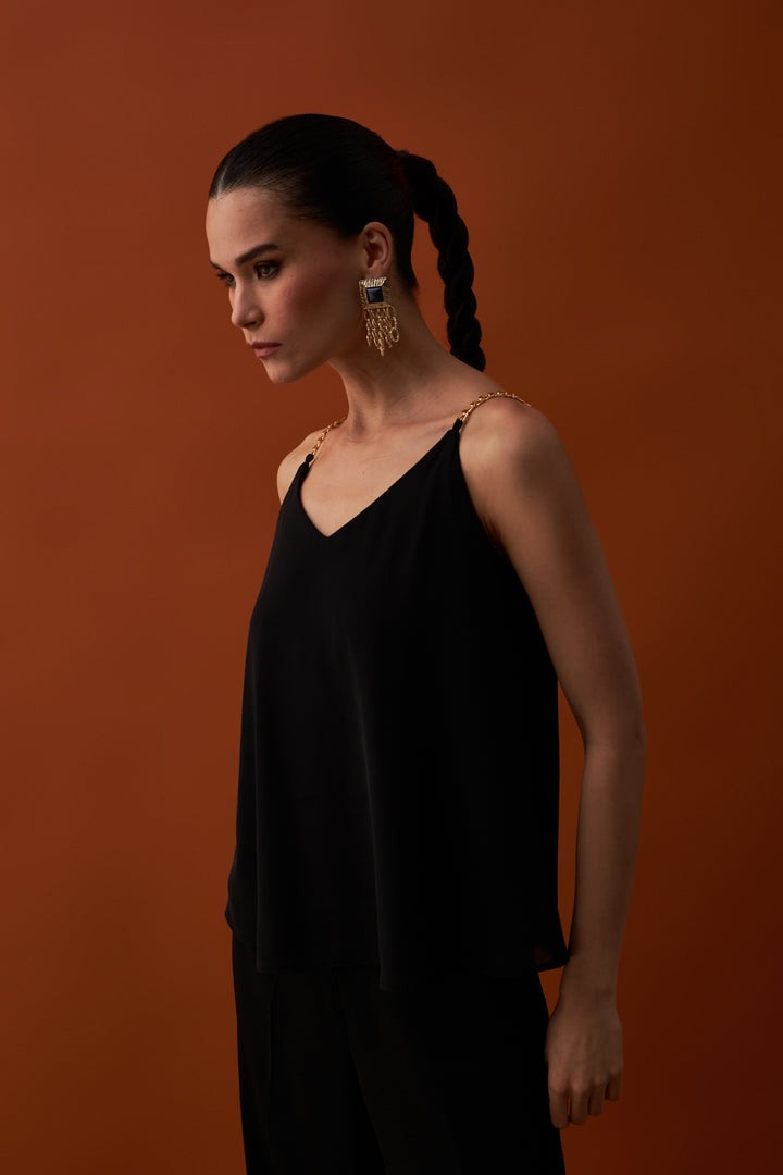 بلوزة سوداء بحمالات سلسلة