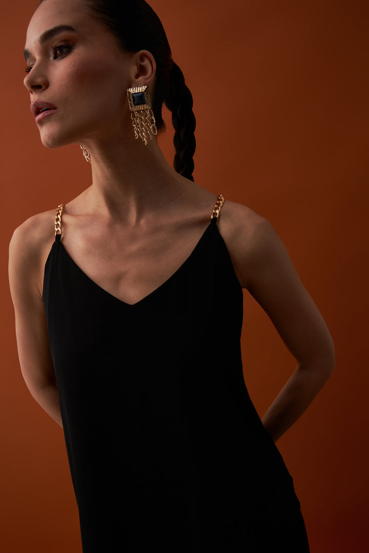 بلوزة سوداء بحمالات سلسلة