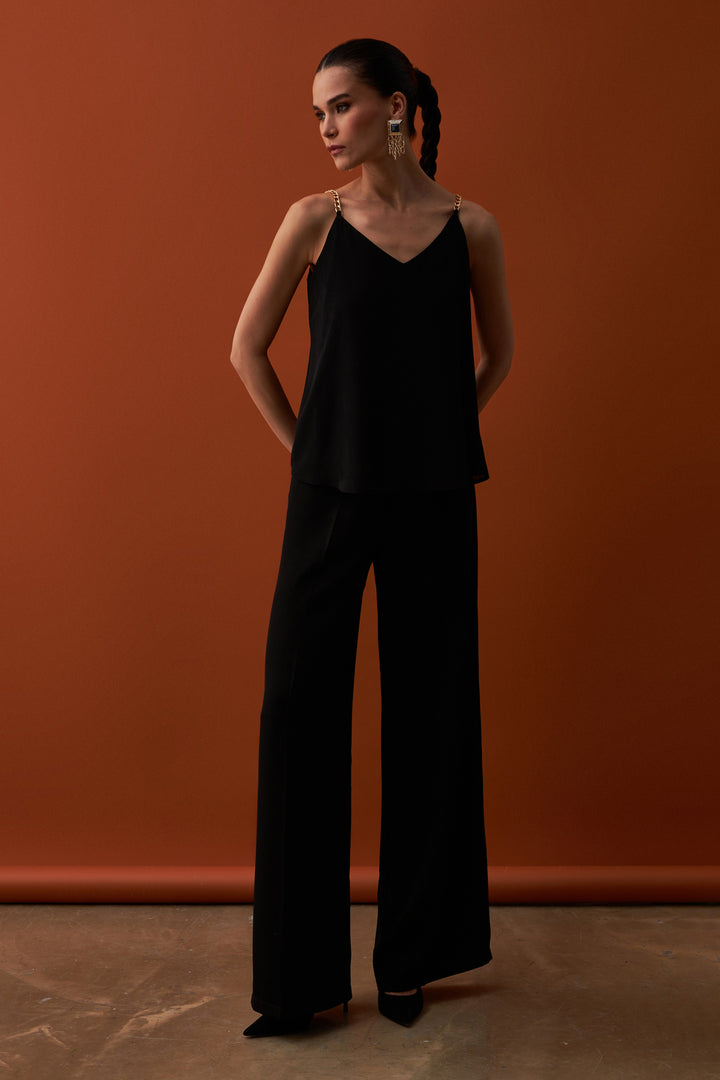 بلوزة سوداء بحمالات سلسلة