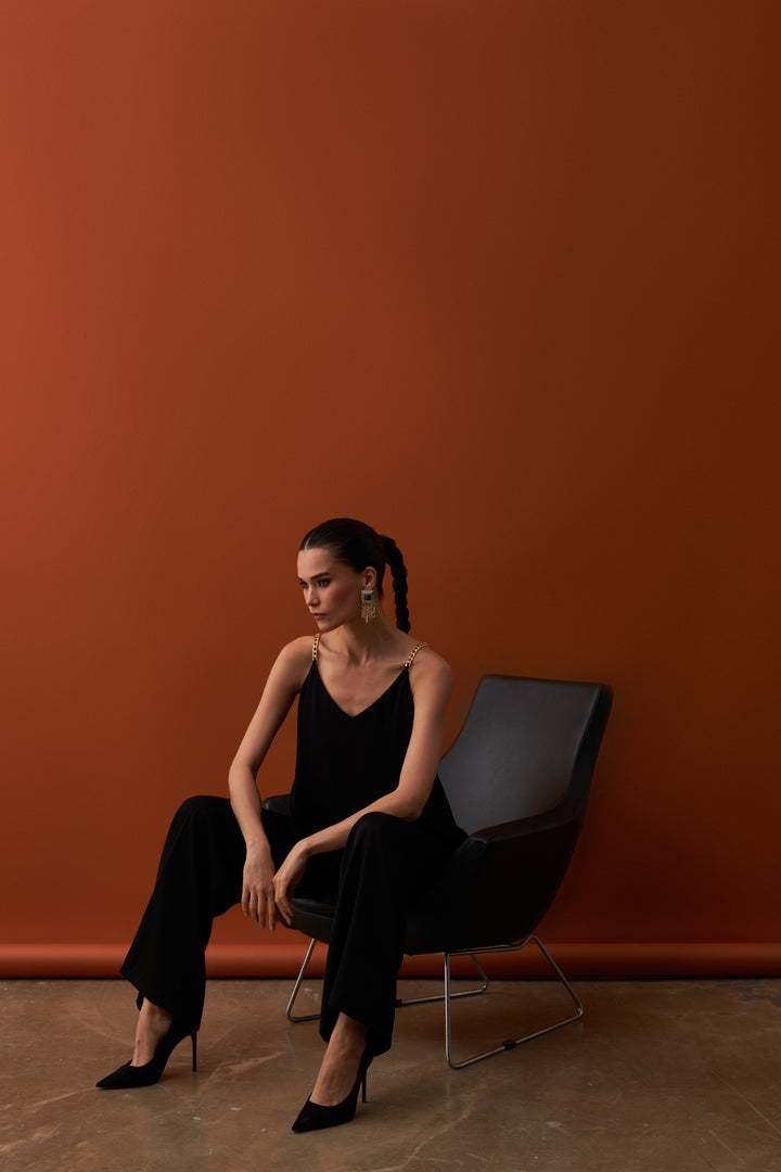 بلوزة سوداء بحمالات سلسلة