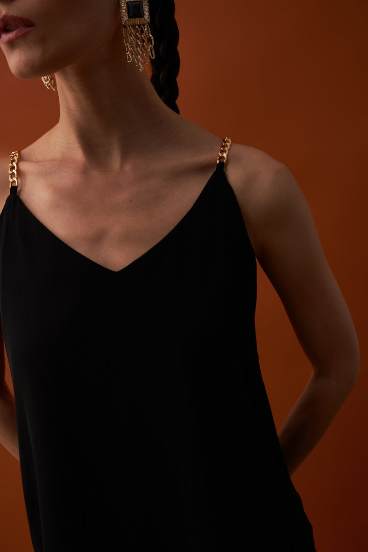 بلوزة سوداء بحمالات سلسلة