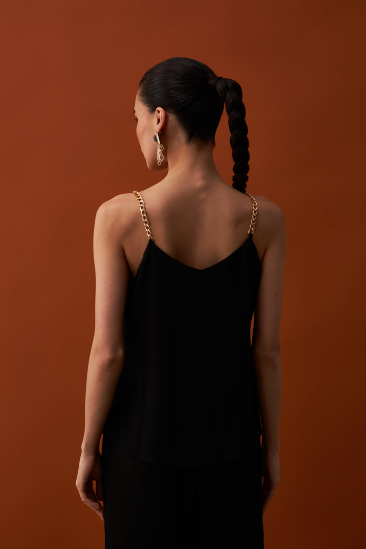 بلوزة سوداء بحمالات سلسلة