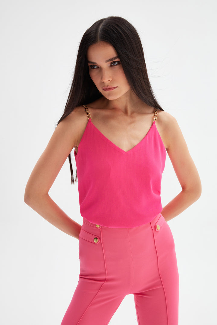 بلوزة فوشيا بحمالات سلسلة