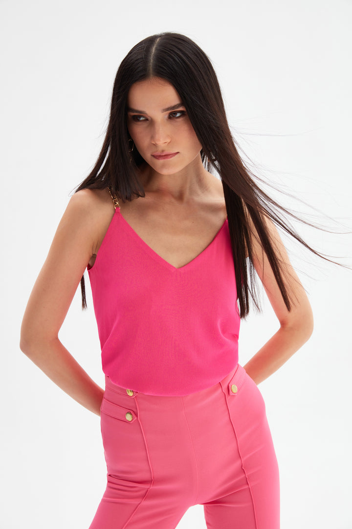 بلوزة فوشيا بحمالات سلسلة