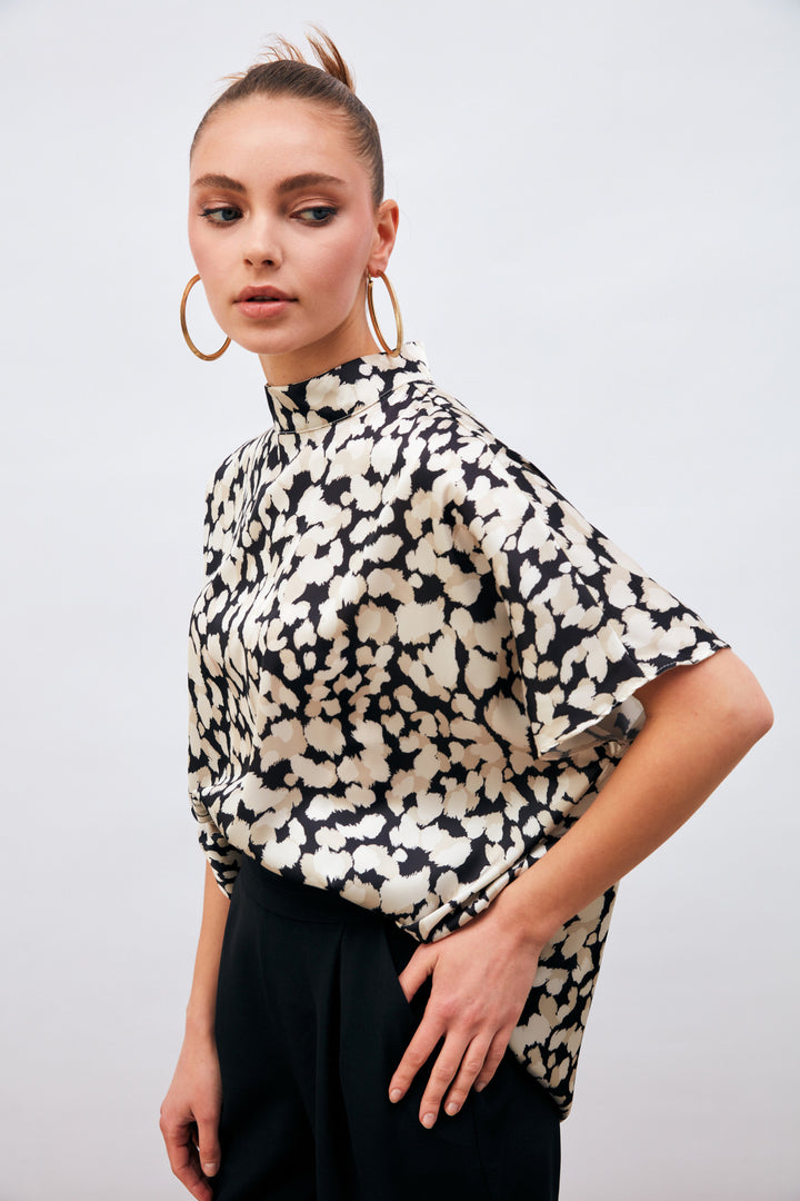 بلوزة سوداء فضفاضة بنقوش وأكمام خفاش