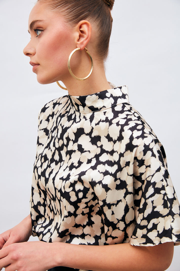 بلوزة سوداء فضفاضة بنقوش وأكمام خفاش