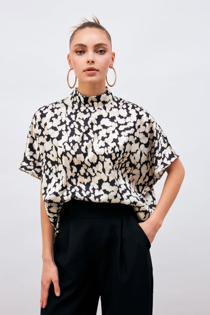 بلوزة سوداء فضفاضة بنقوش وأكمام خفاش