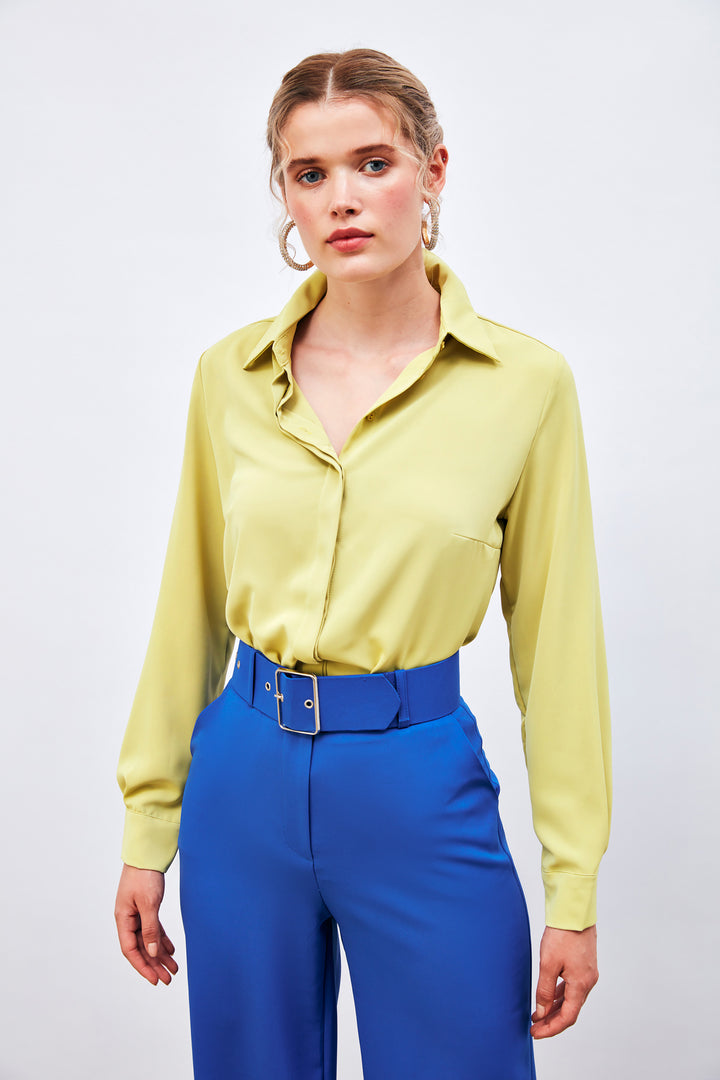 قميص كلاسيكي باللون الأخضر الزيتي