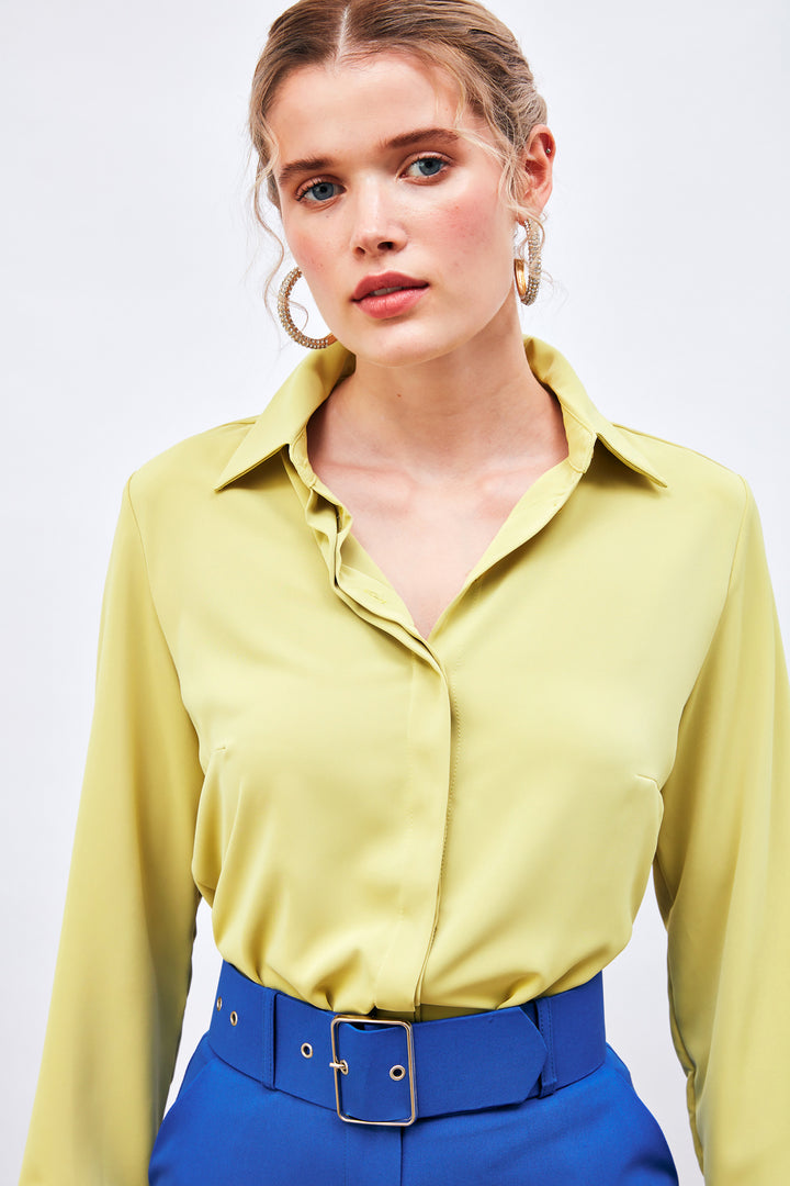 قميص كلاسيكي باللون الأخضر الزيتي